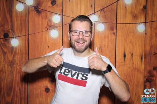 Gast mit Daumen hoch